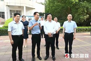 裁判压哨驱逐付豪！一开始搞错人了 弄得手帝满脸问号